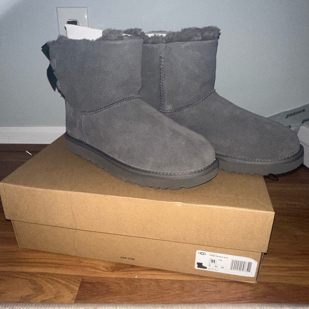 Gray Ugg Mini Continuity Bow